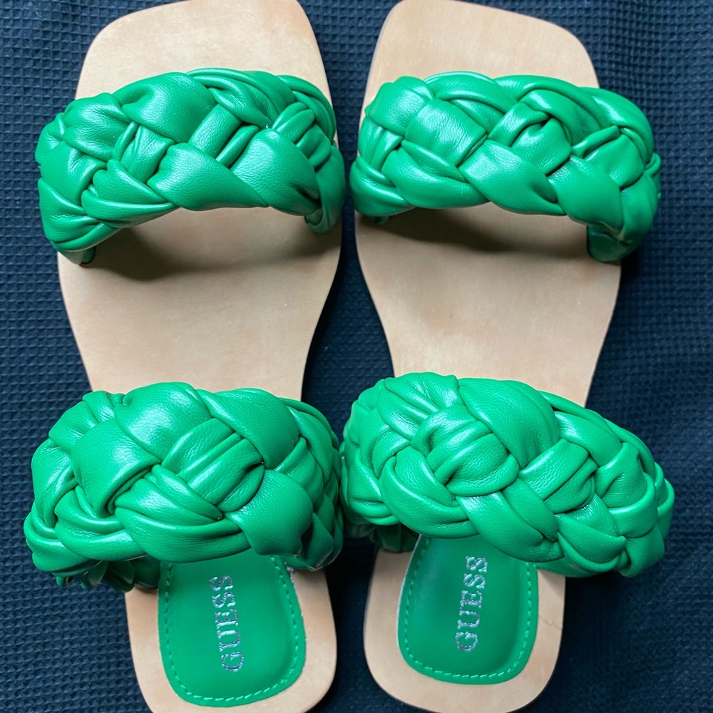 GUESS Raign Puffy Woven Flat Sandals. Size 5. Medium Green.